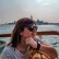 Marie, chef de projet Drupal chez Advency, portant des lunettes de soleil sur un bateau, avec Venise en arrière-plan.