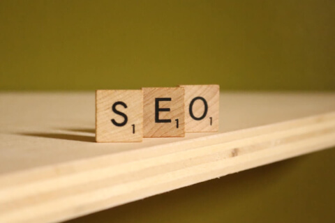 3 Lettres de scrabble formant le mot SEO